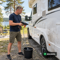 Soldahl Autocampervask skyller autocamperens side af på pladsen