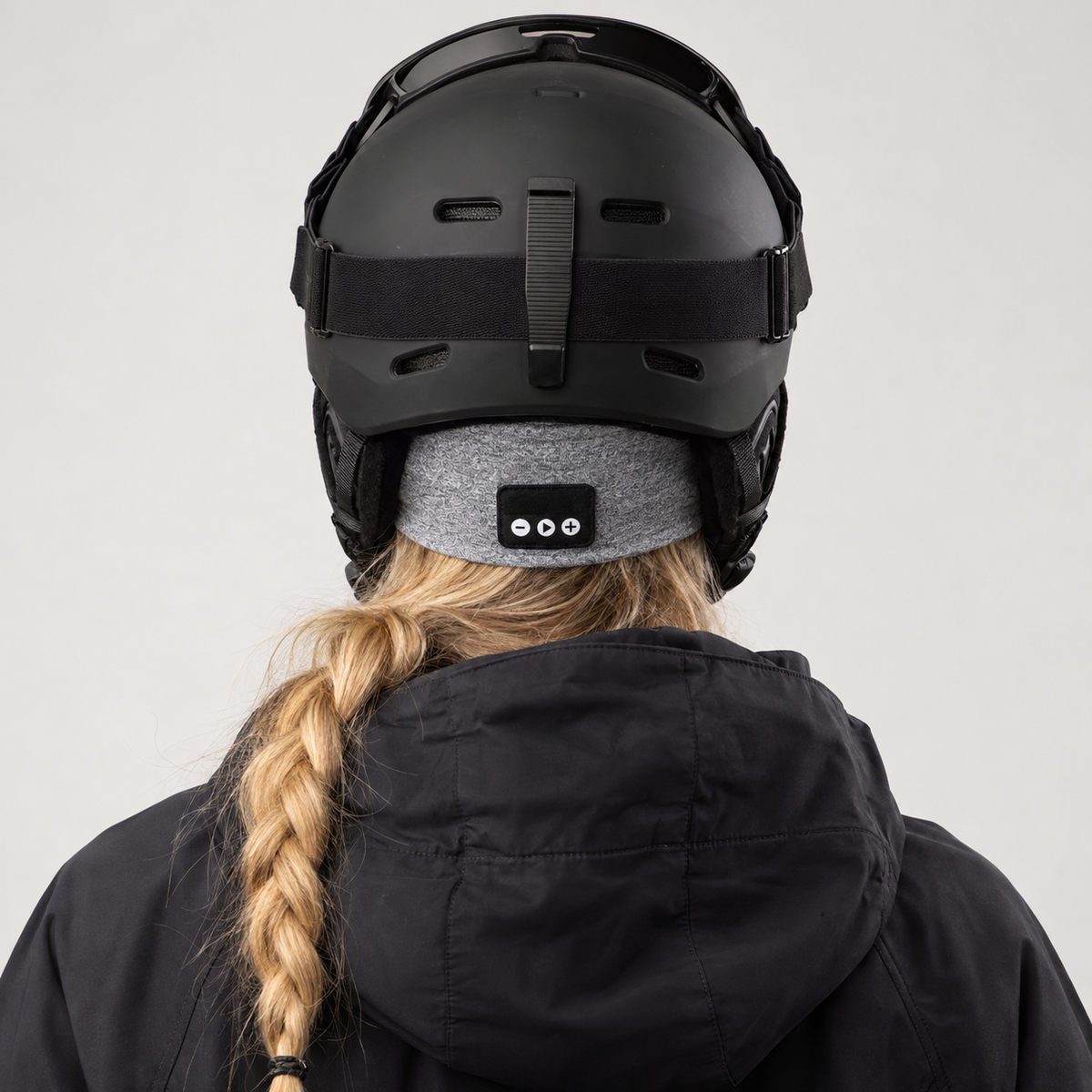 Gråt pandebånd bagfra under hjelmen med kontrolpanel