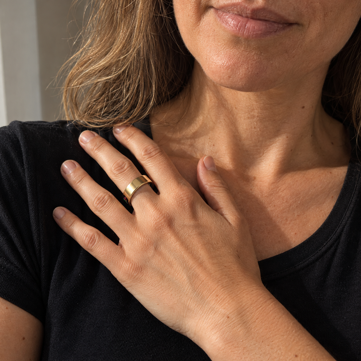 Kvinde med guldfarvet smart ring på hånden