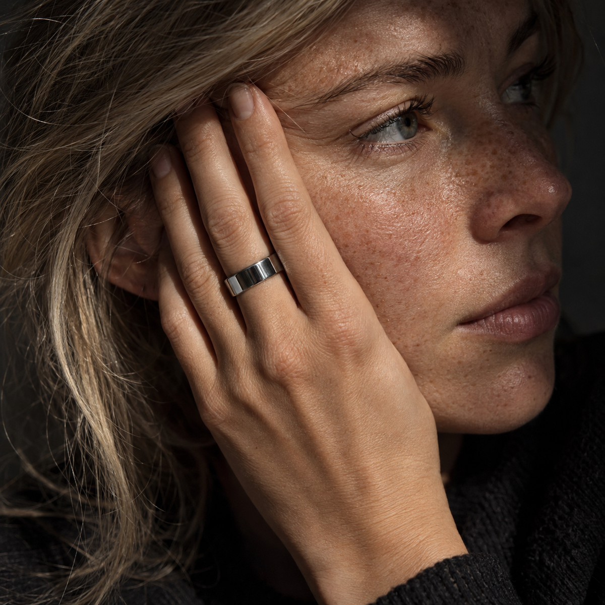Sølvfarvet smart ring, nærbillede