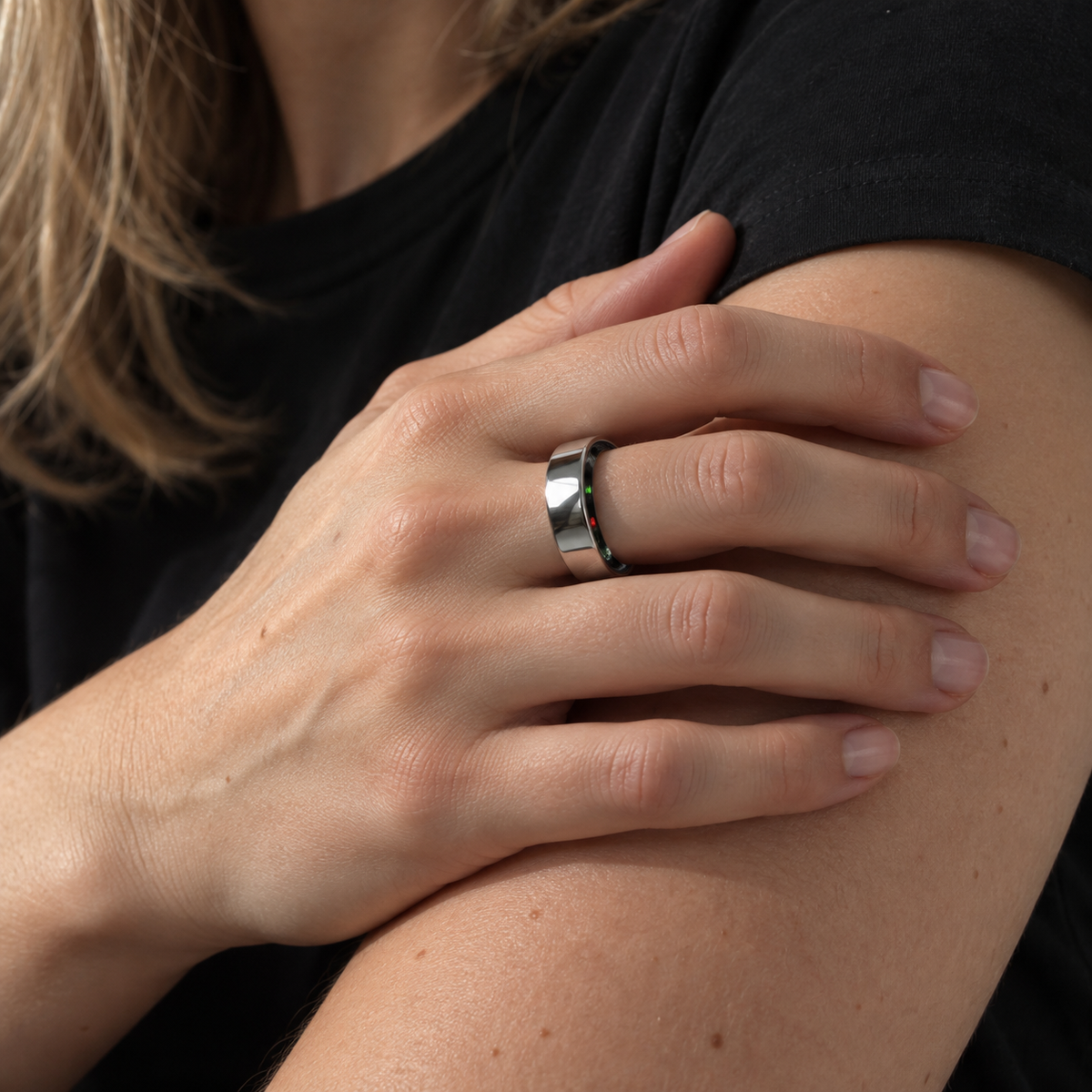 Sølvfarvet smart ring på hånden