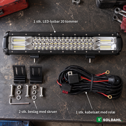Det følger med: LED-lysbar, to beslag med skruer og kabelsæt med relæ