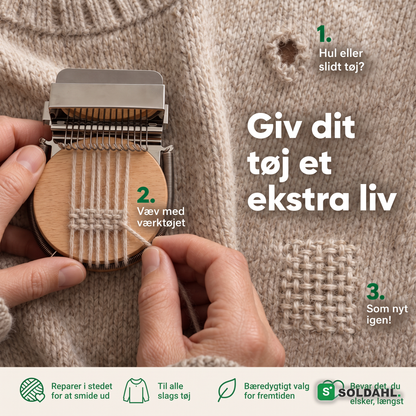 Hænder væver et hul i en strikket trøje sammen igen med minivævrammen