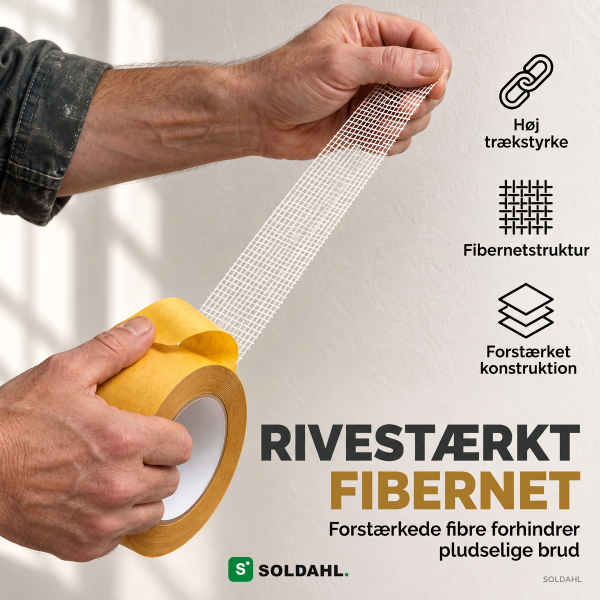 Rivestærkt fibernet, hænder river dobbeltklæbende tape med forstærket glasfibernet