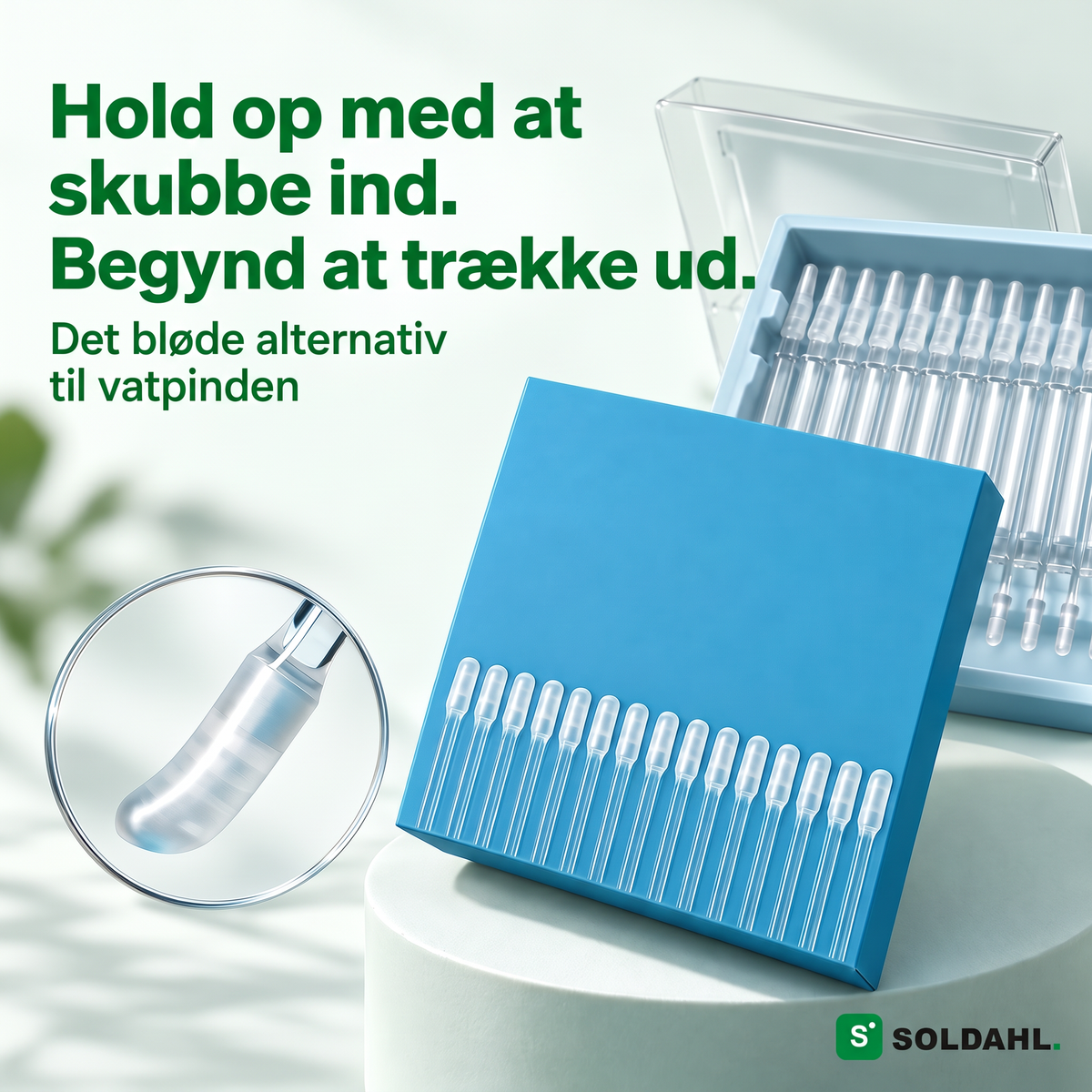 Soldahl Ørerenser, en æske med klæbende silikonepinde på en sokkel med teksten Stop med at skubbe ind, begynd at trække ud