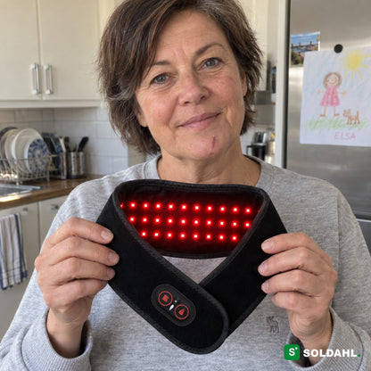 Kvinde holder nakkebåndet op, så de 36 røde lamper kan ses