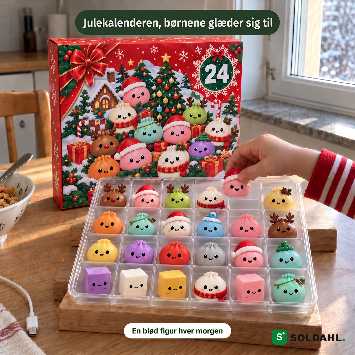 Børnehånd plukker dagens julefigur fra bakken foran gaveæsken med 24 figurer