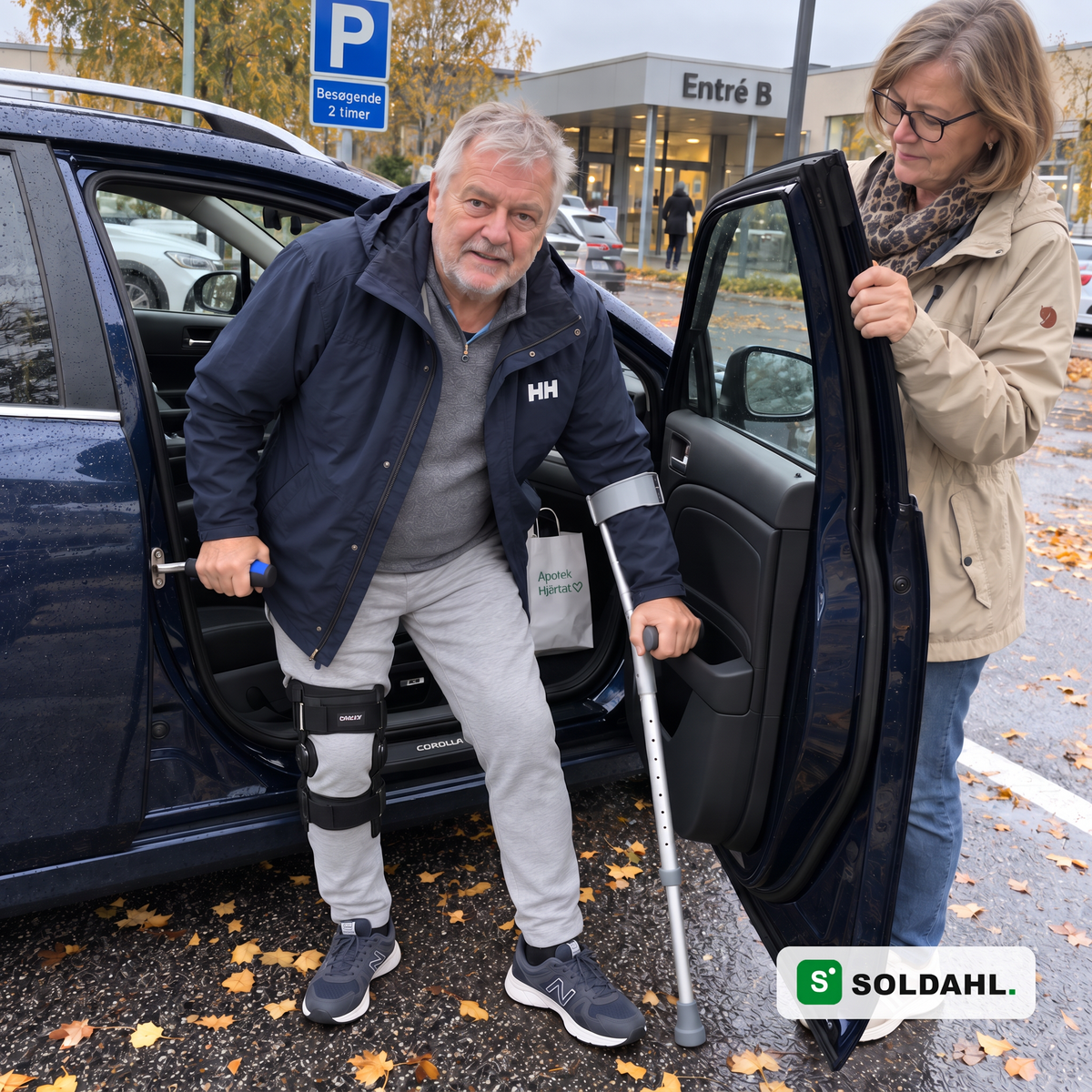 Mand med knæortose efter operation rejser sig ud af bilen med Stødro hægtet i låsebøjlen