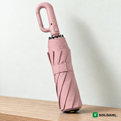 Stormparaply i rosa, sammenfoldet med ringhåndtag