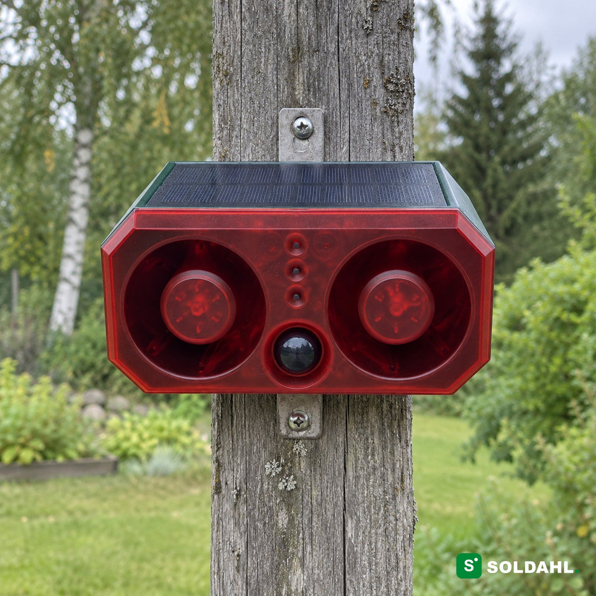 Vildro monteret på en træstolpe med metalbøjle og skruer, set lige forfra i dagslys